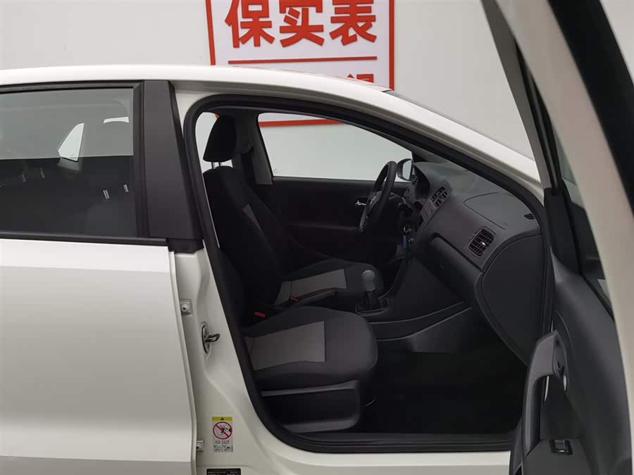 Volkswagen Polo 2015 car image #24