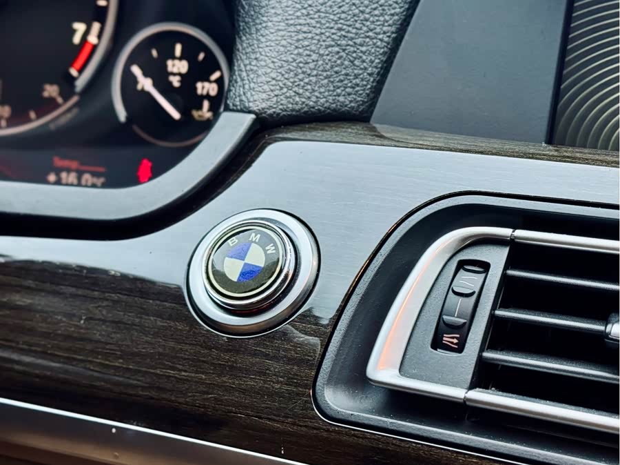 BMW 7 Series 2010 car image #24