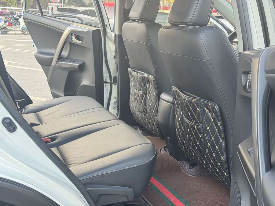 Toyota RAV4 2017 car image #24