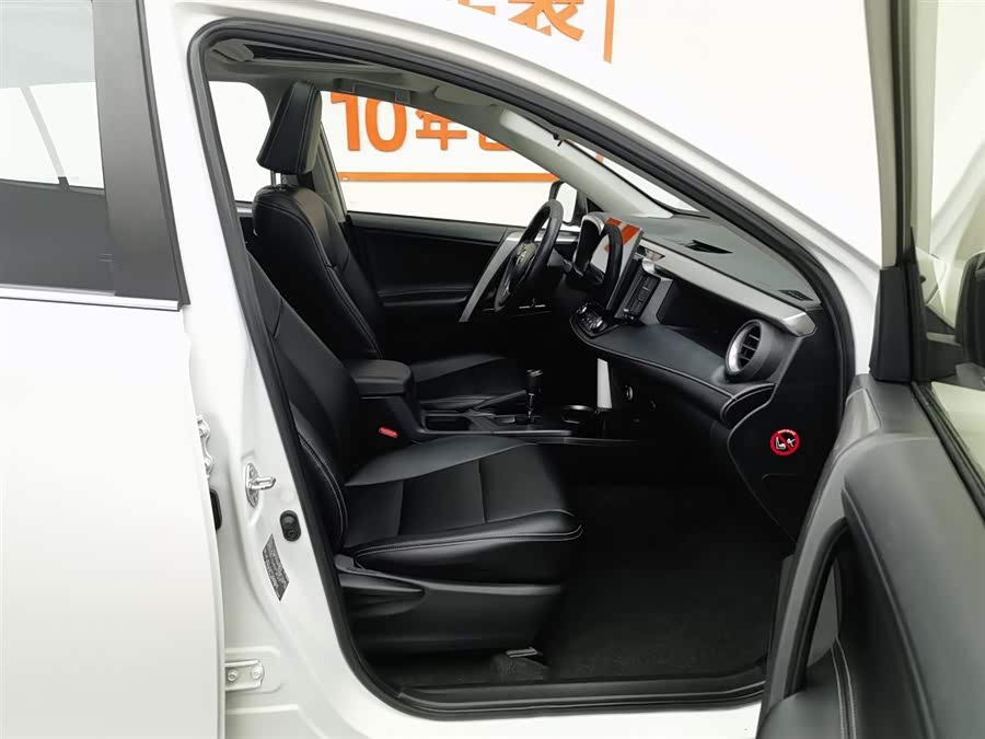 Toyota RAV4 2019 car image #24