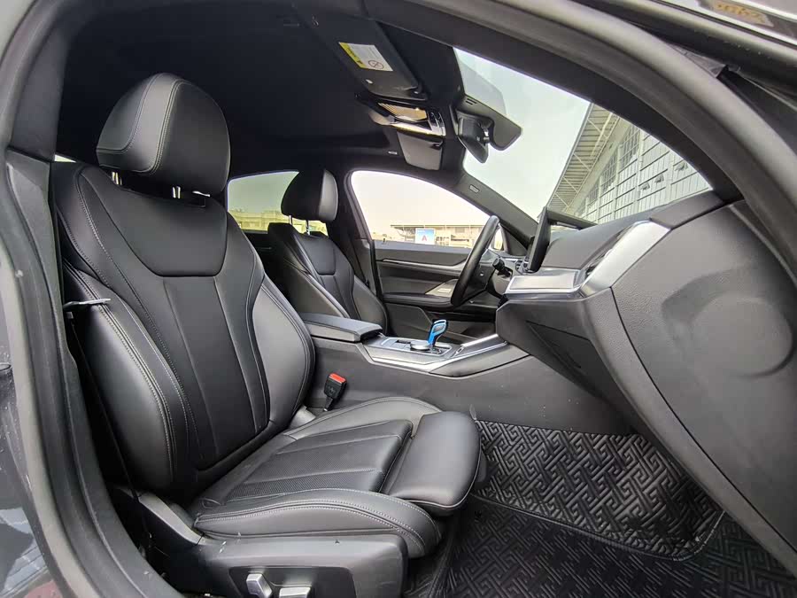 BMW i4 2022 car image #24