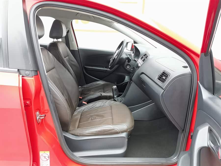 Volkswagen Polo 2012 car image #24