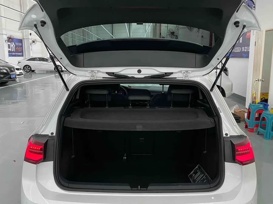 Volkswagen Golf 2021 car image #24