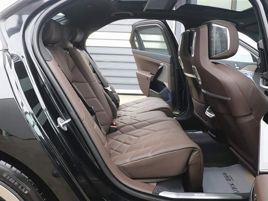 BMW 7 Series 2024 car image #24