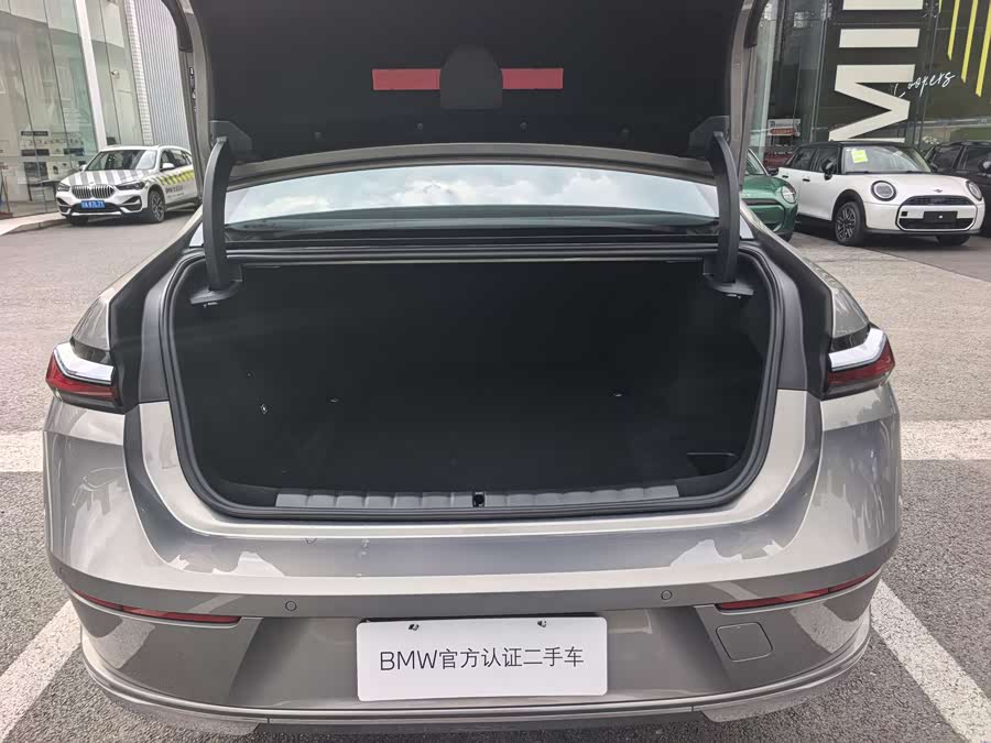 BMW i7 2024 car image #24