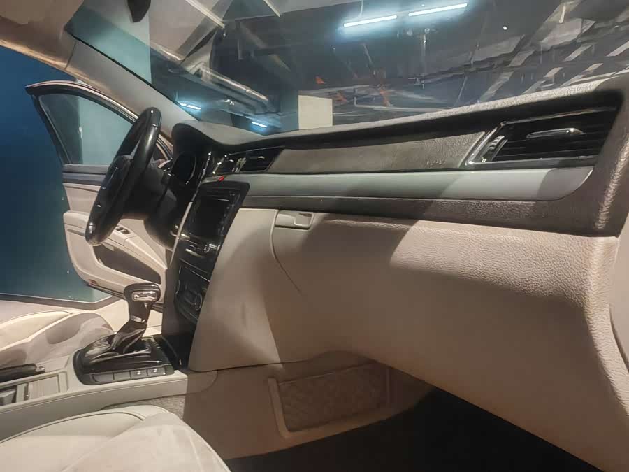 Skoda Superb 2010 car image #24