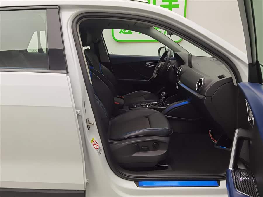 Audi Q2L e-tron 2021 immagine di auto #24