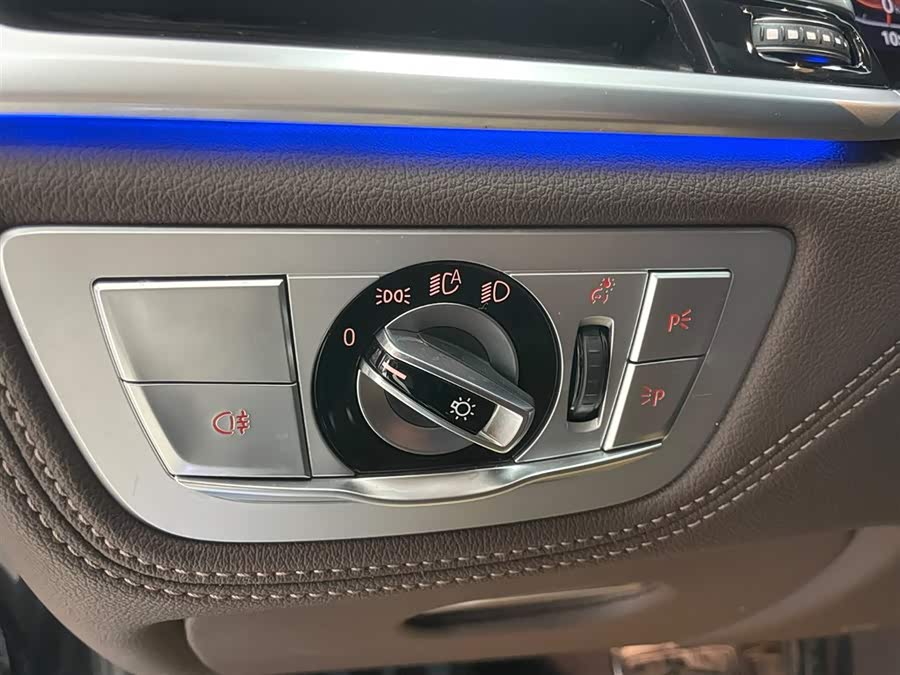 BMW 7 Series 2021 car image #24