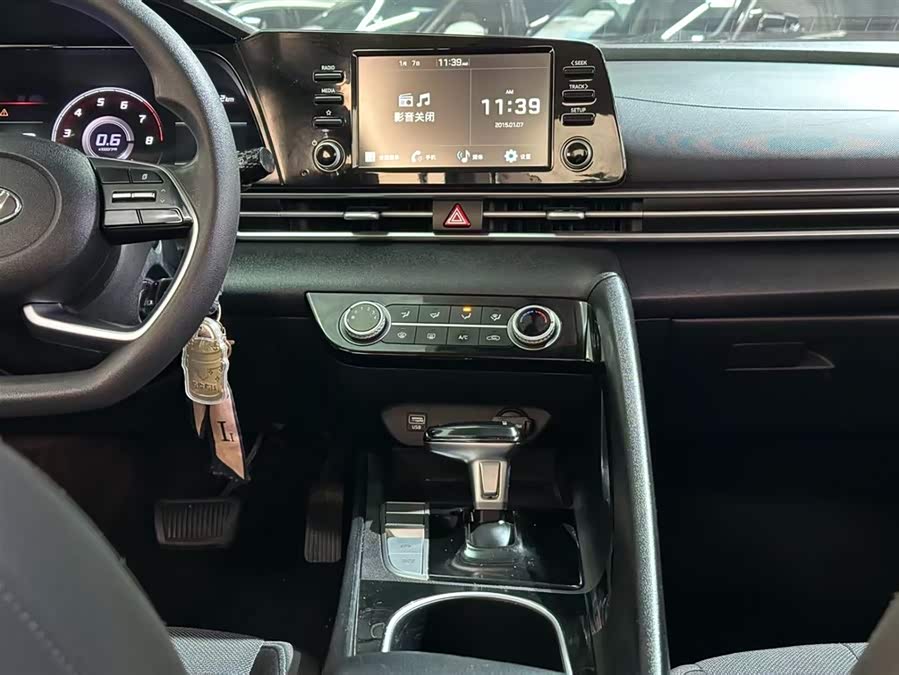 Hyundai Elantra 2021 immagine di auto #24