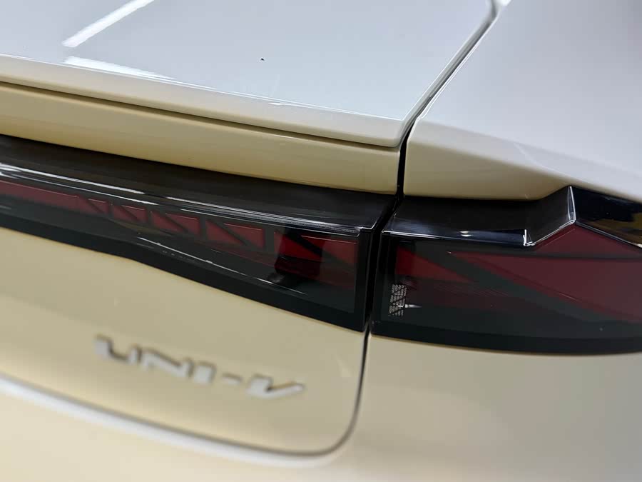 Changan UNI-V 2023 صورة سيارة #24