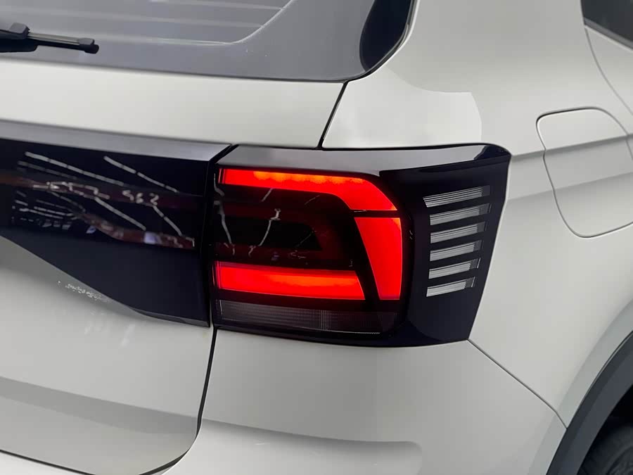 Volkswagen Passat 2023 car image #24