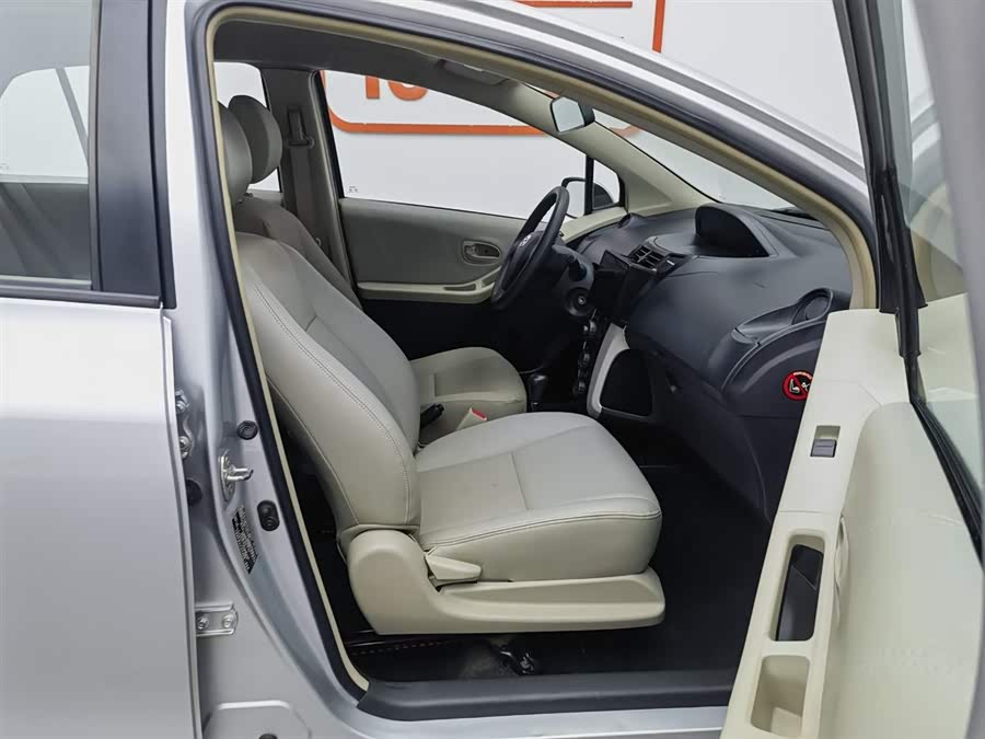 Toyota Yaris 2013 car image #24