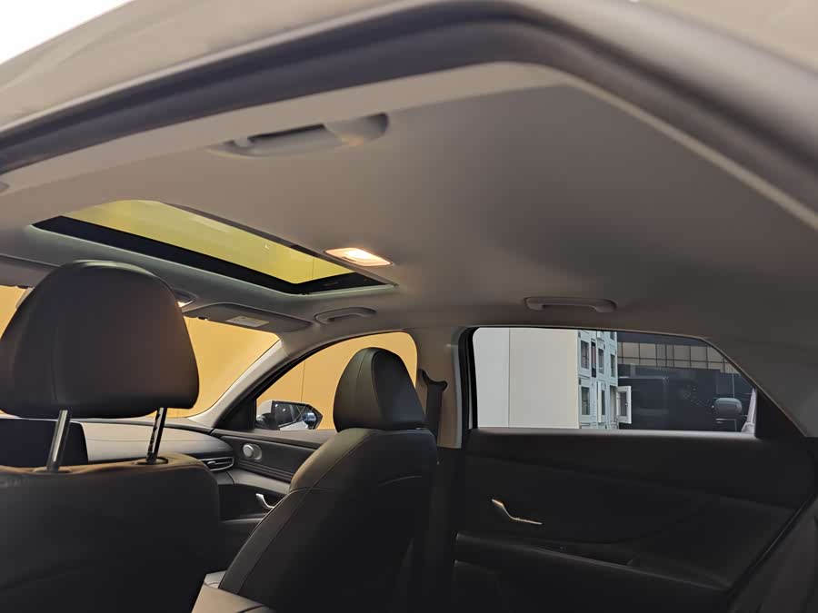 Hyundai Elantra 2023 immagine di auto #24