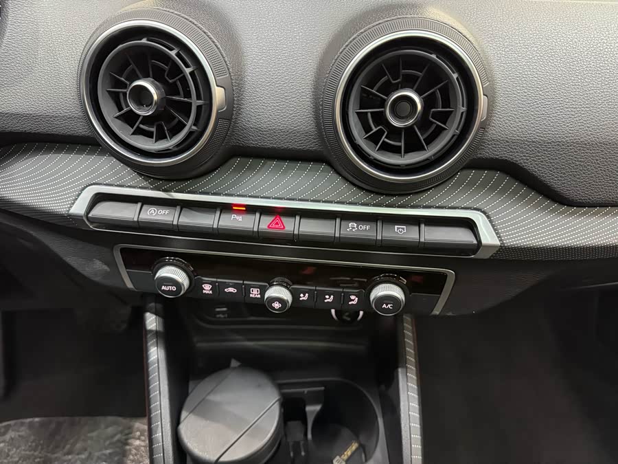 Audi Q2L 2020 صورة سيارة #24