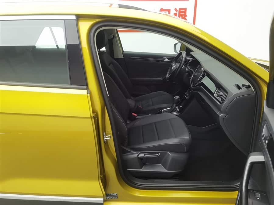 Volkswagen T-Roc 2019 car image #24