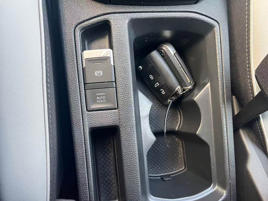 Volkswagen T-Roc 2023 car image #24