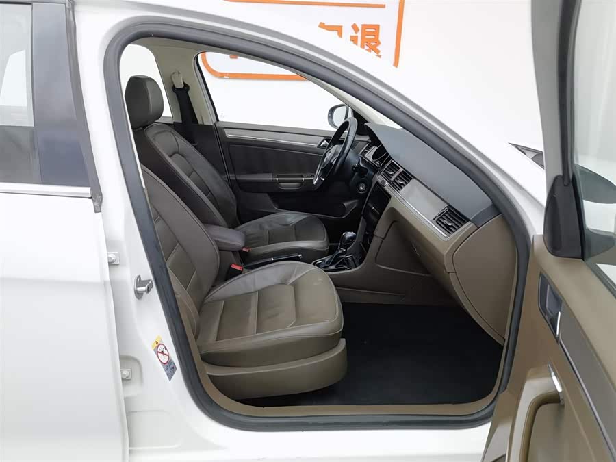 Volkswagen Bora 2013 car image #24