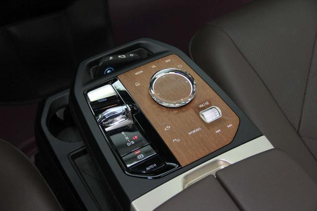 BMW iX 2023 car image #24