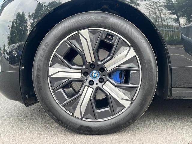 BMW iX 2024 immagine di auto #24