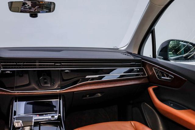 Audi Q7 2021 car image #24