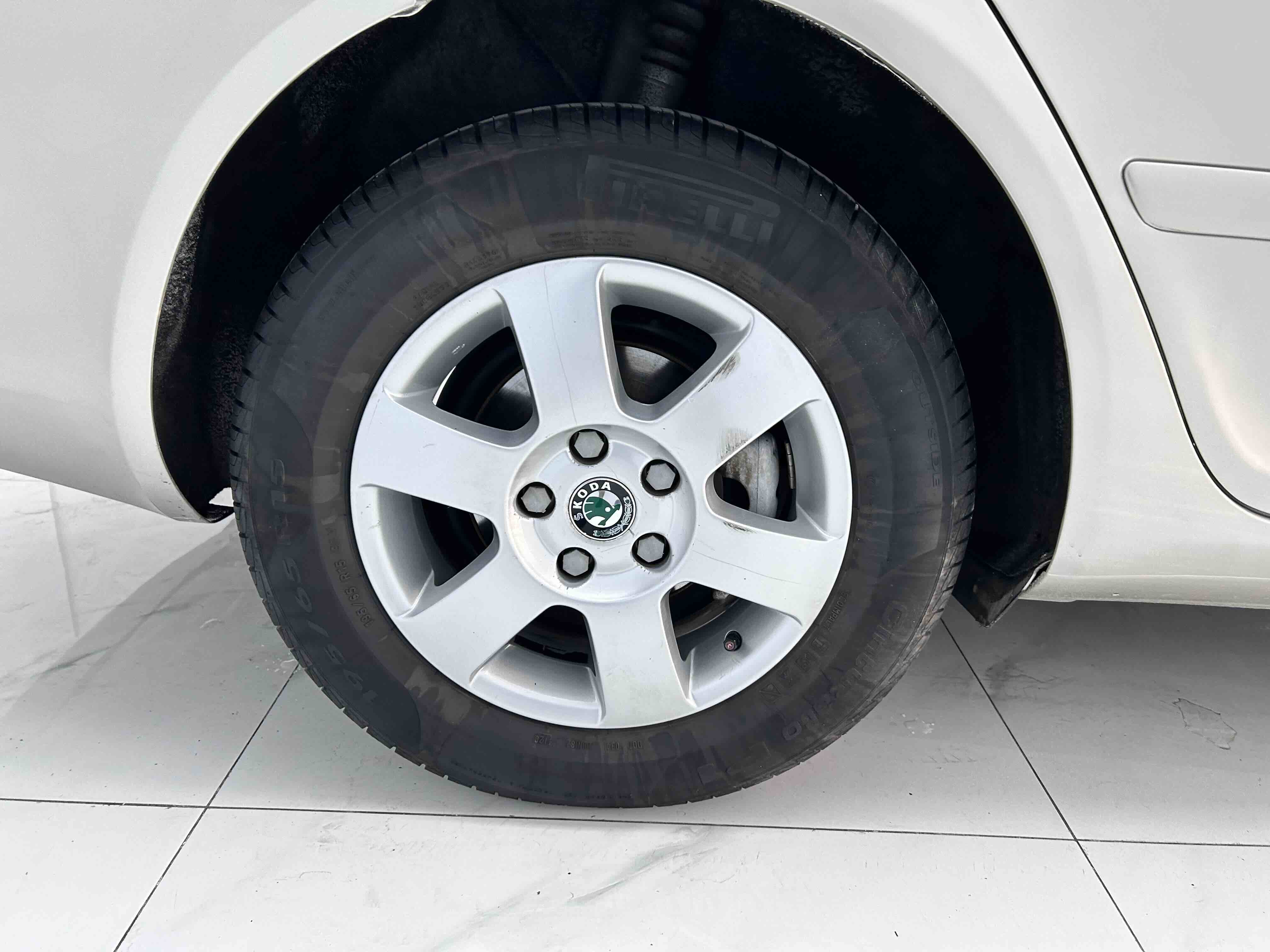 Skoda Octavia 2012 car image #24
