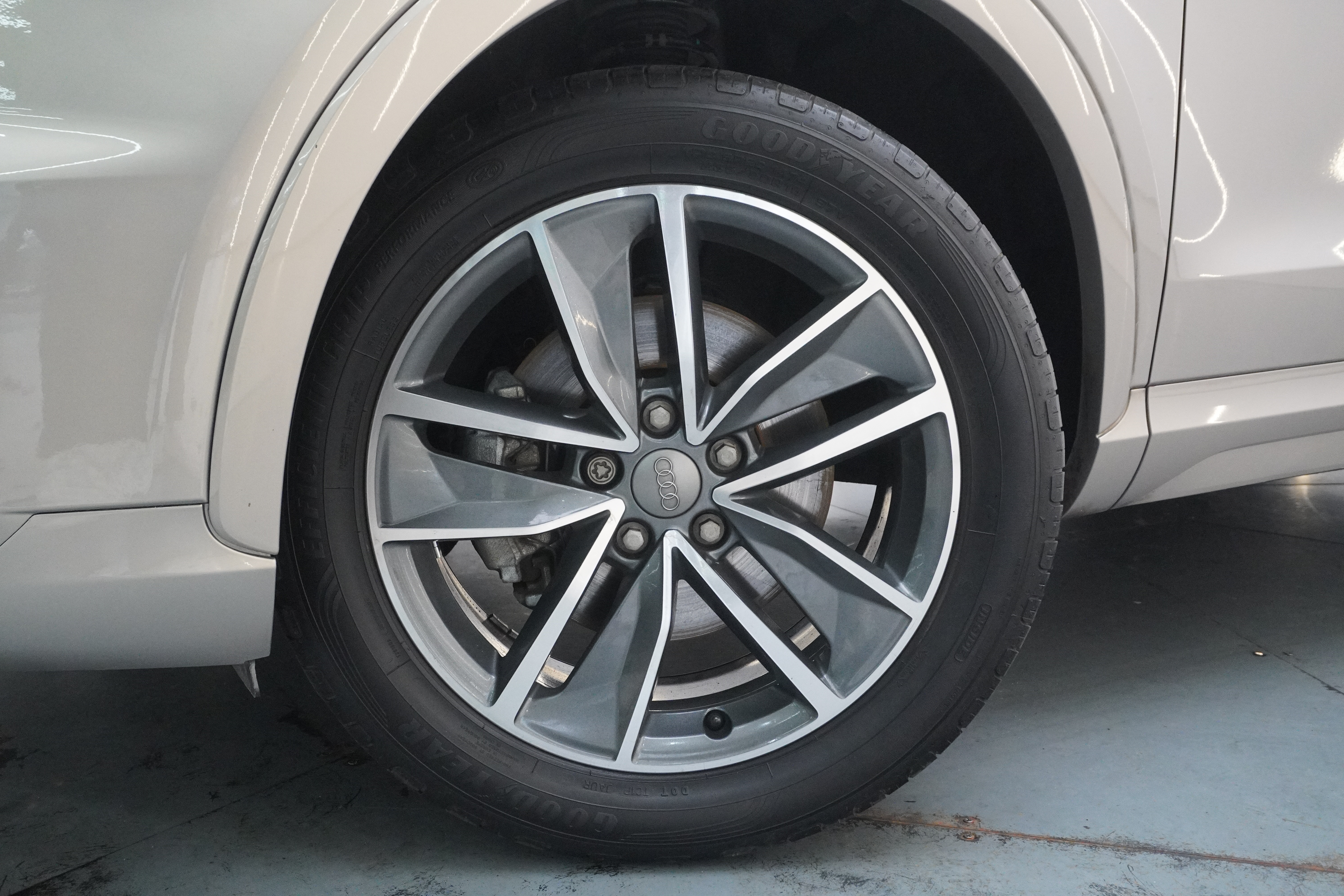 Audi Q3 2018 car image #24