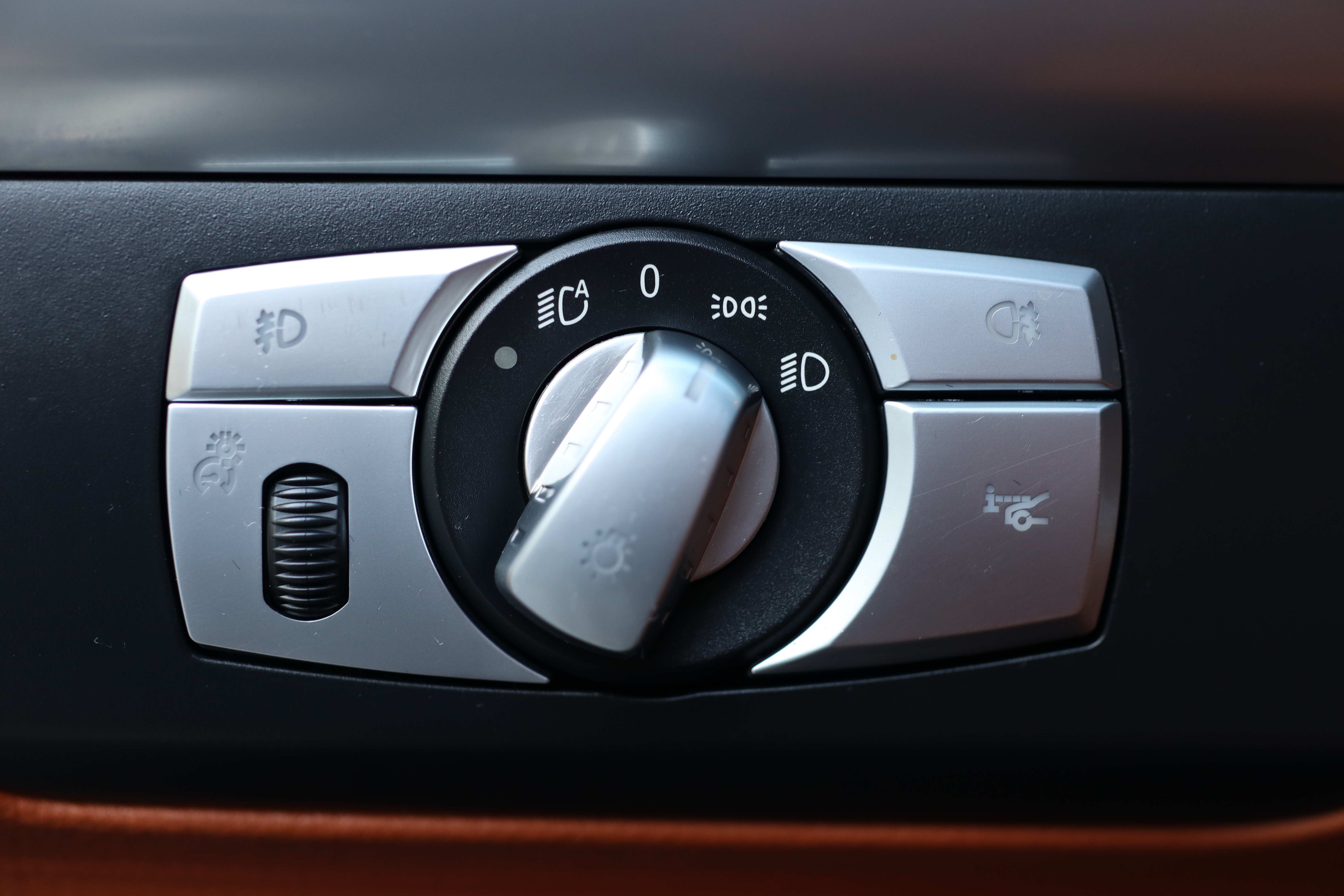 BMW X6 2012 car image #24