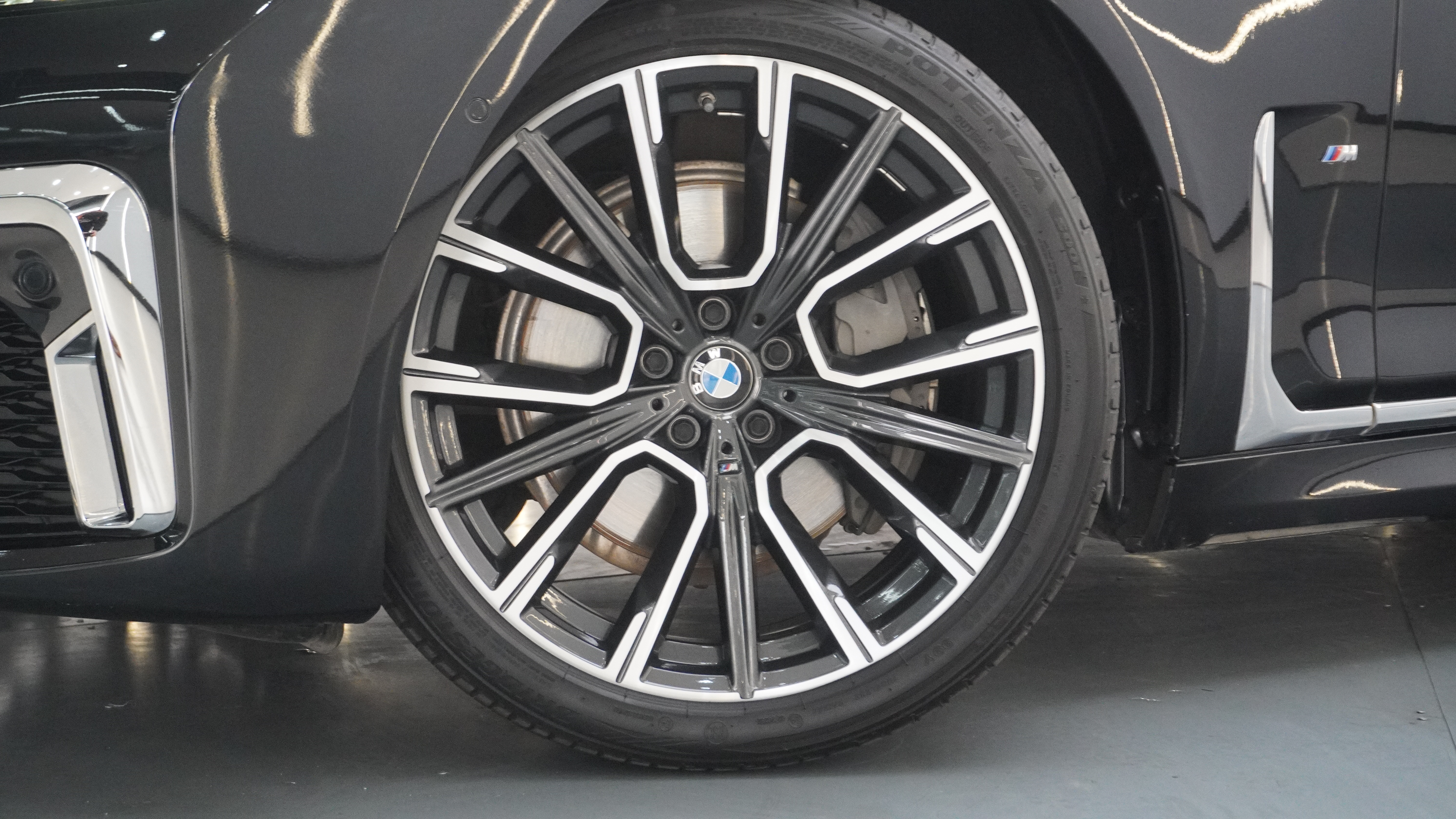 BMW 7 Series 2020 car image #24