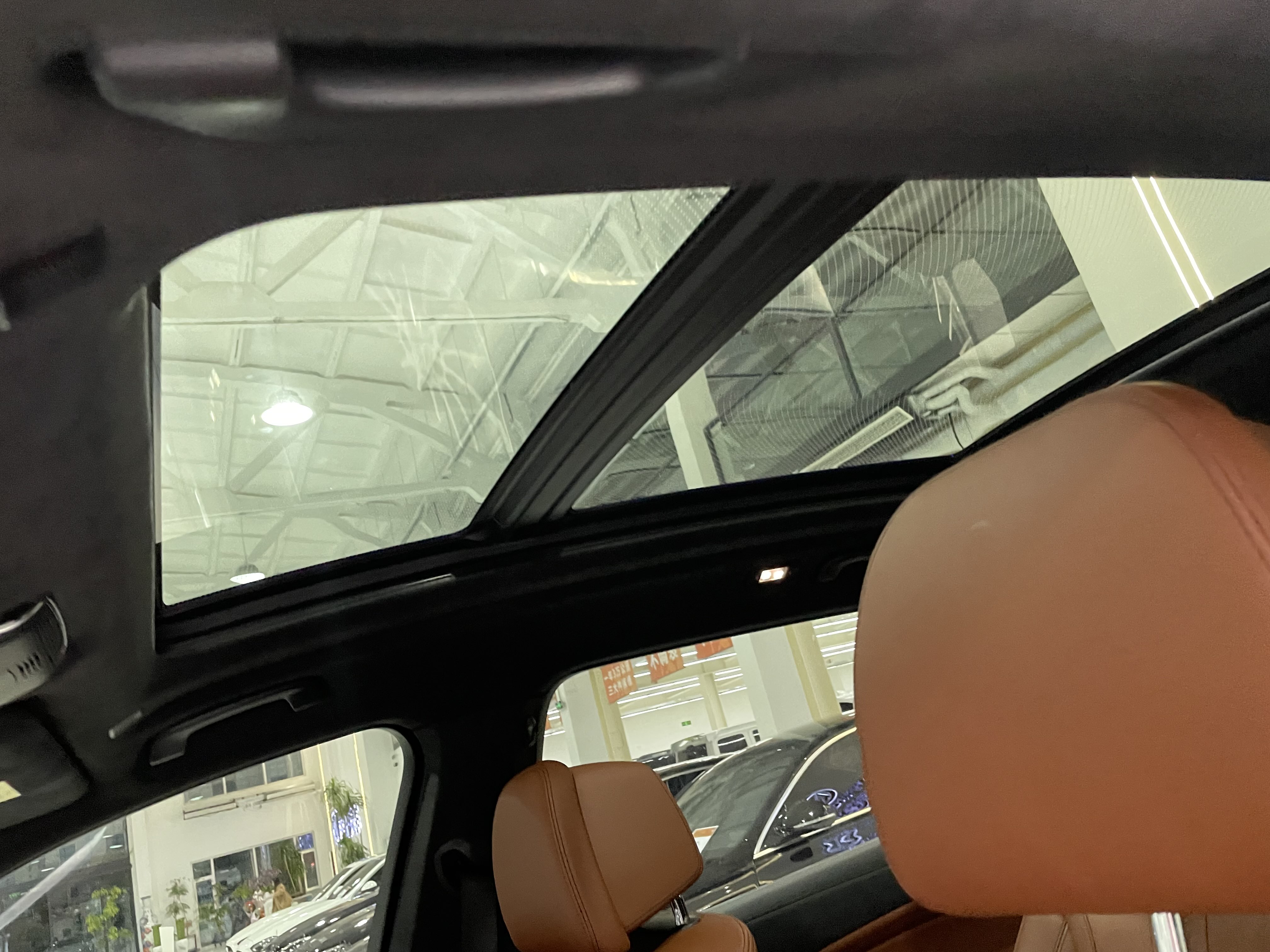 BMW X7 M60i 2021 car image #24