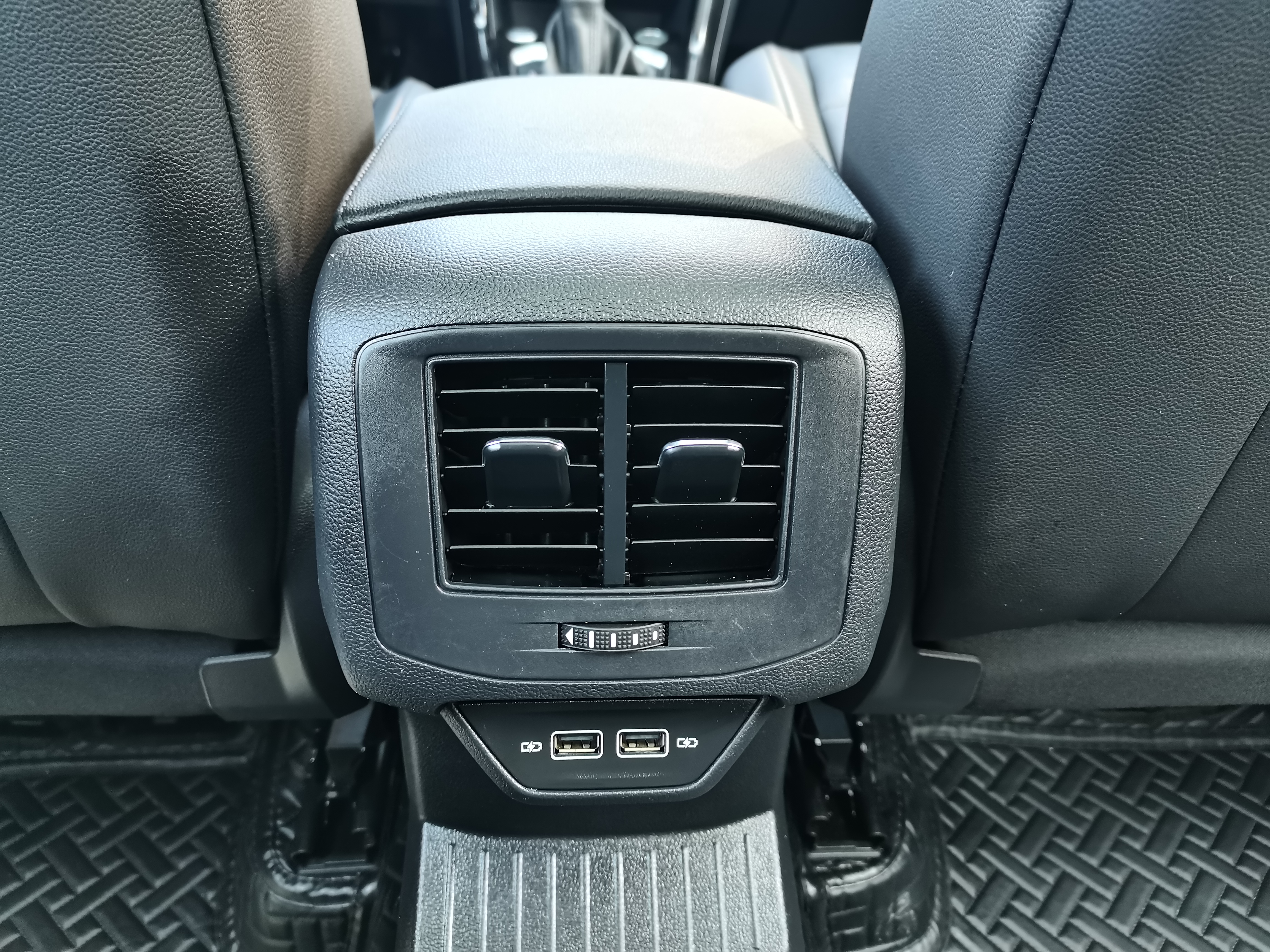 Volkswagen T-Roc 2023 car image #24