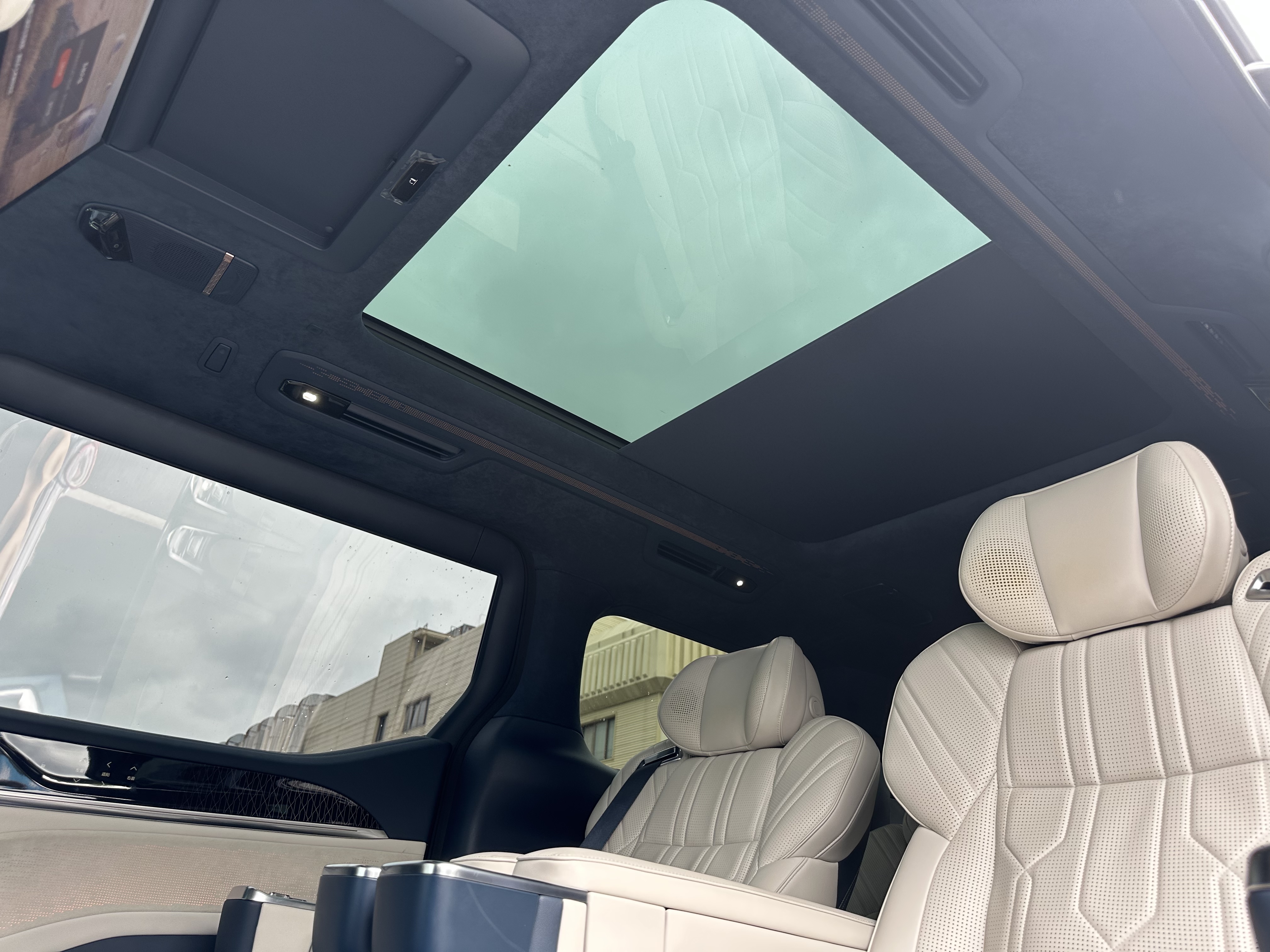 极氪 极氪009 2023 汽车图片 #24