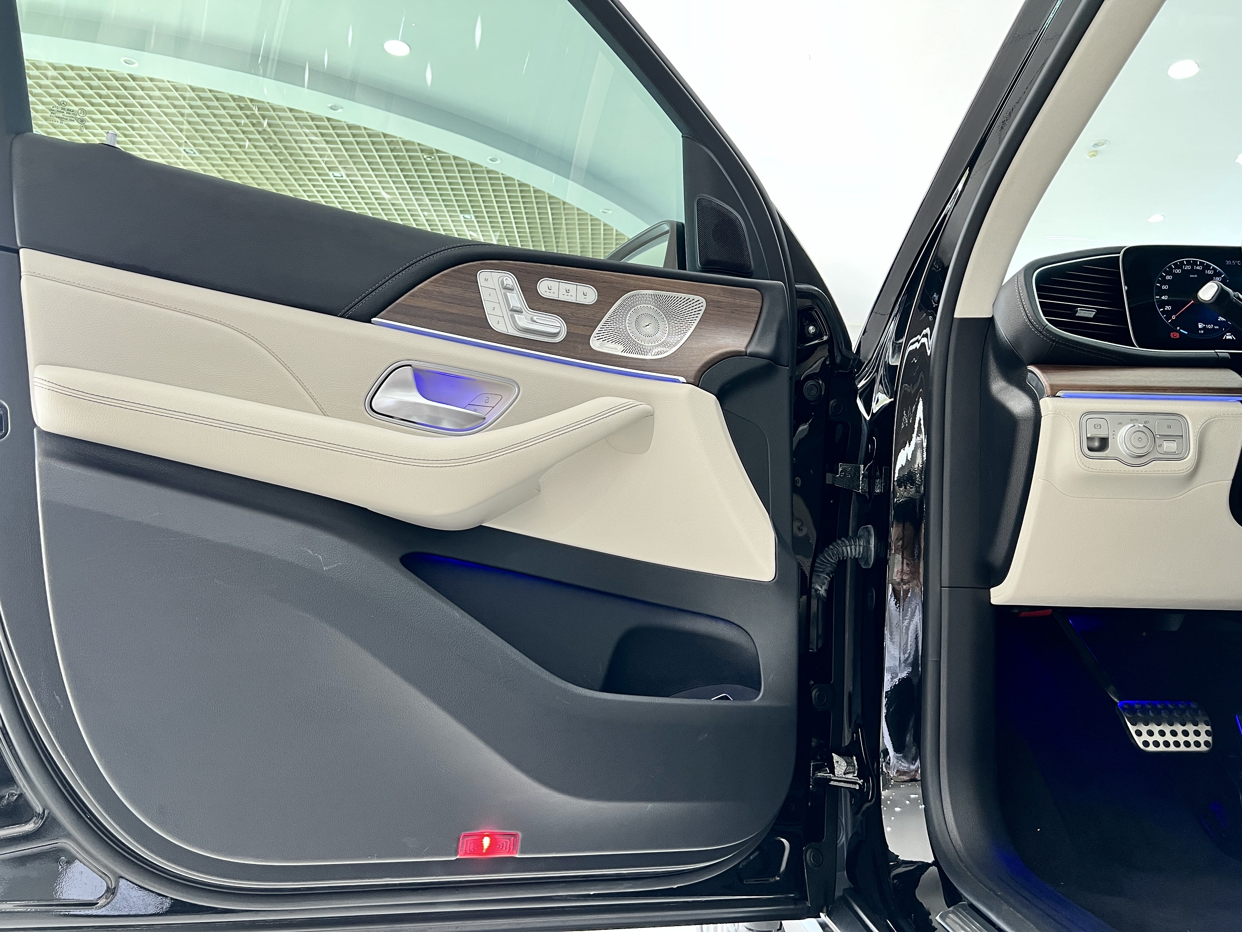 Mercedes-Benz GLS Class 2023 car image #24