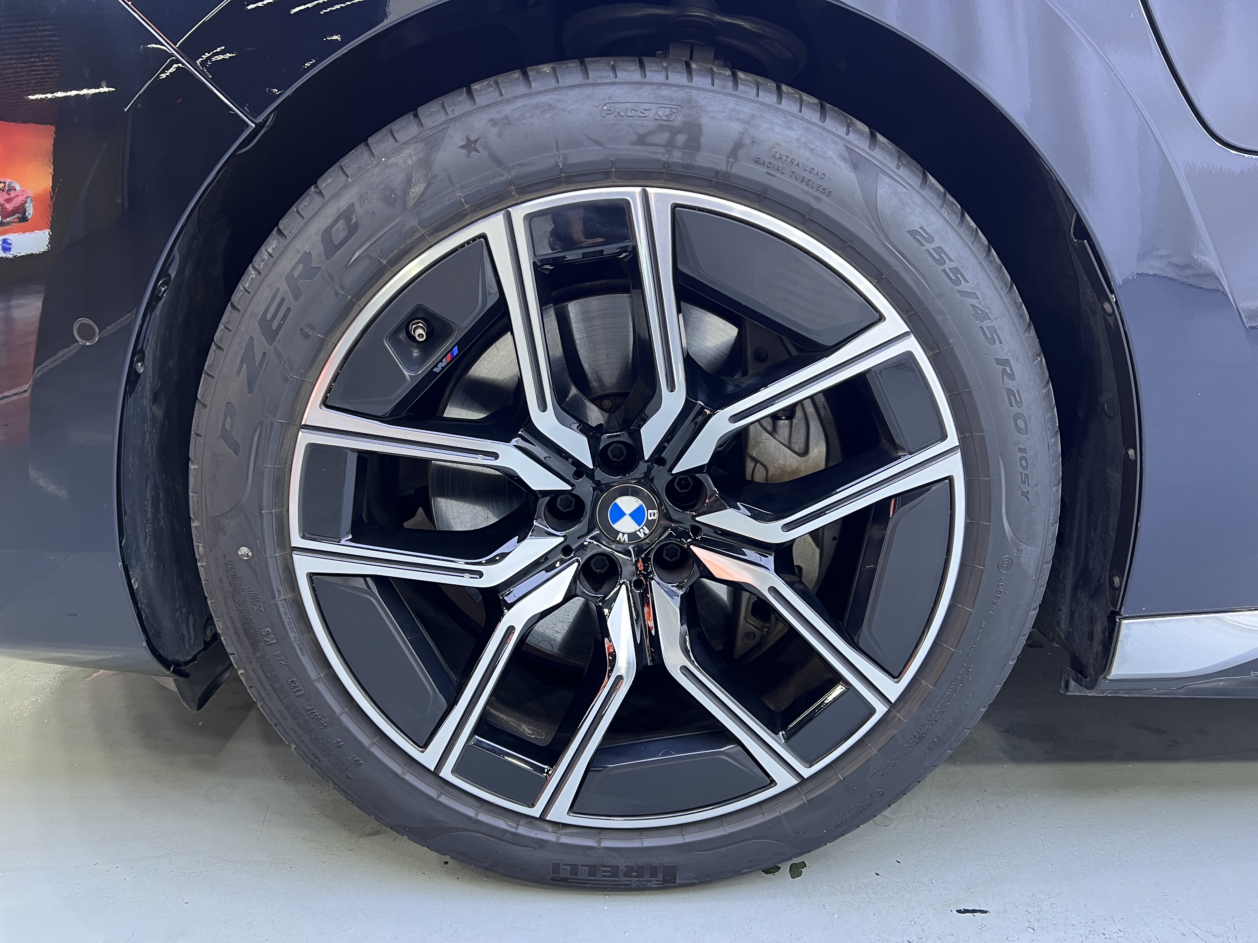 BMW i7 2023 car image #24