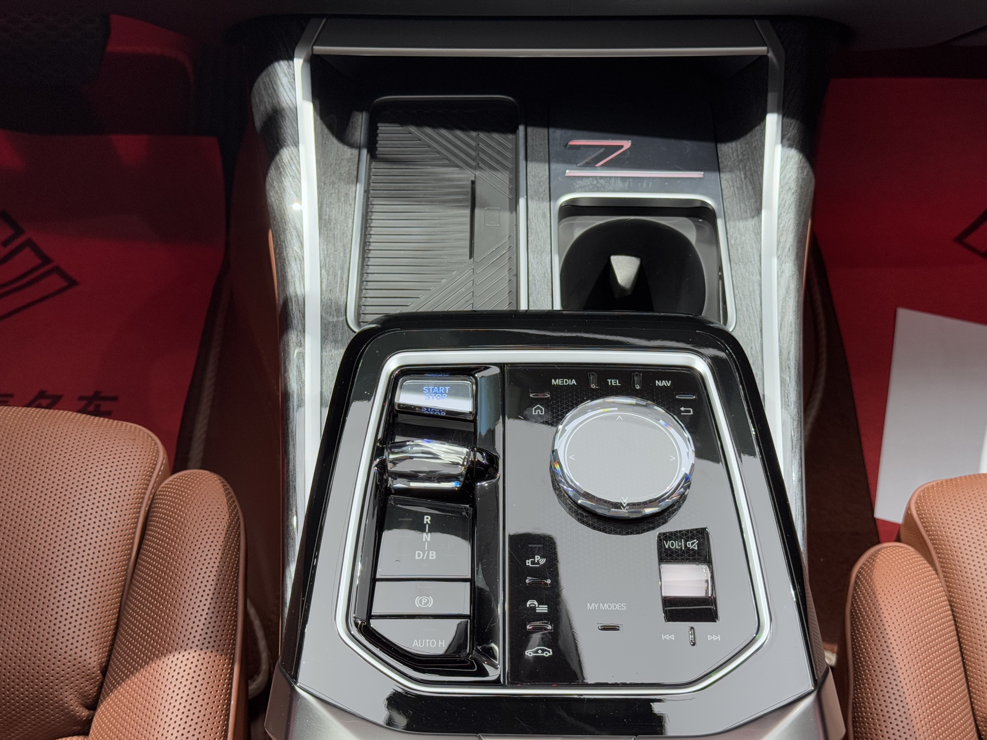 BMW i7 2023 immagine di auto #24