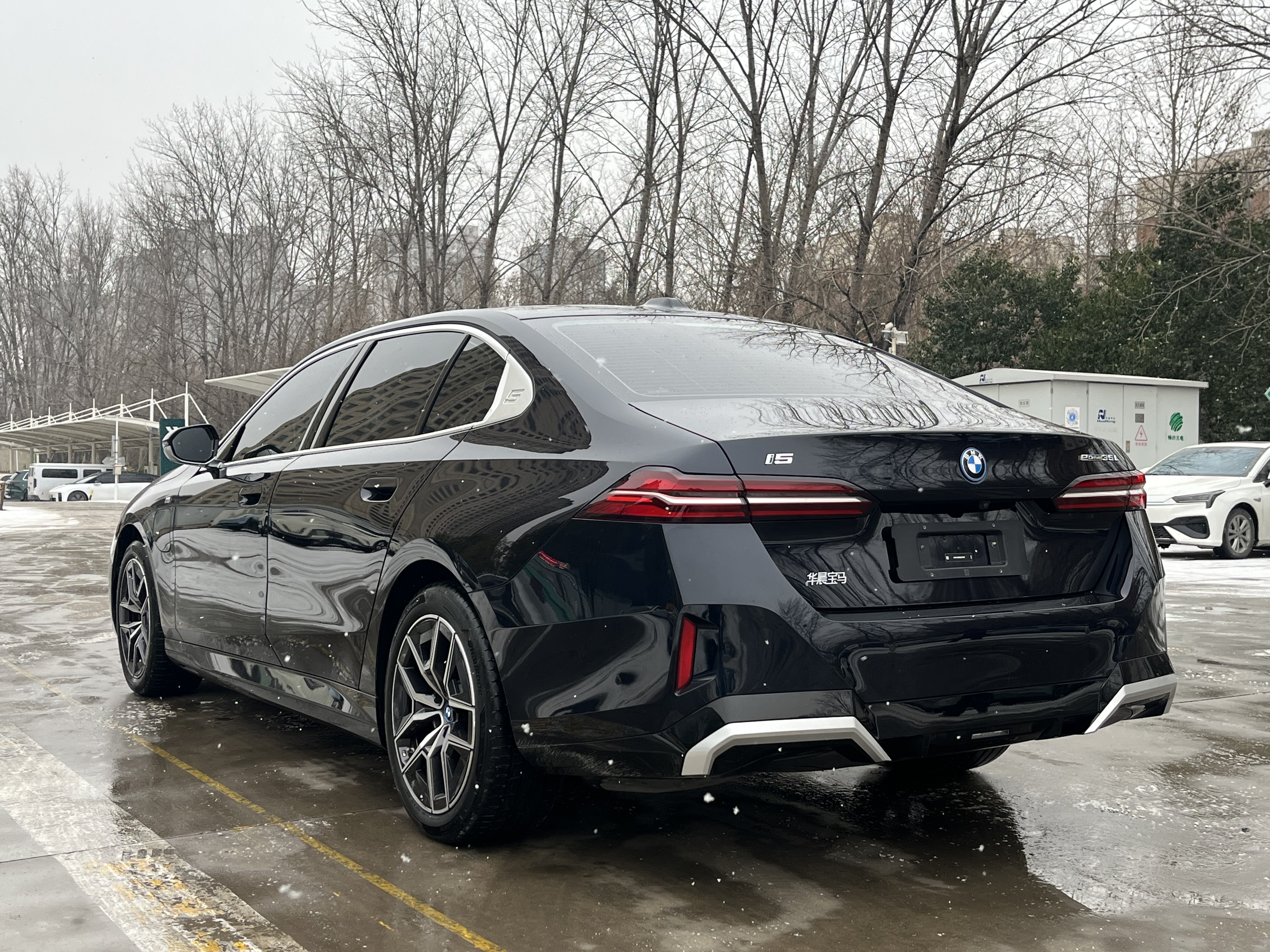 BMW i5 2024 car image #24
