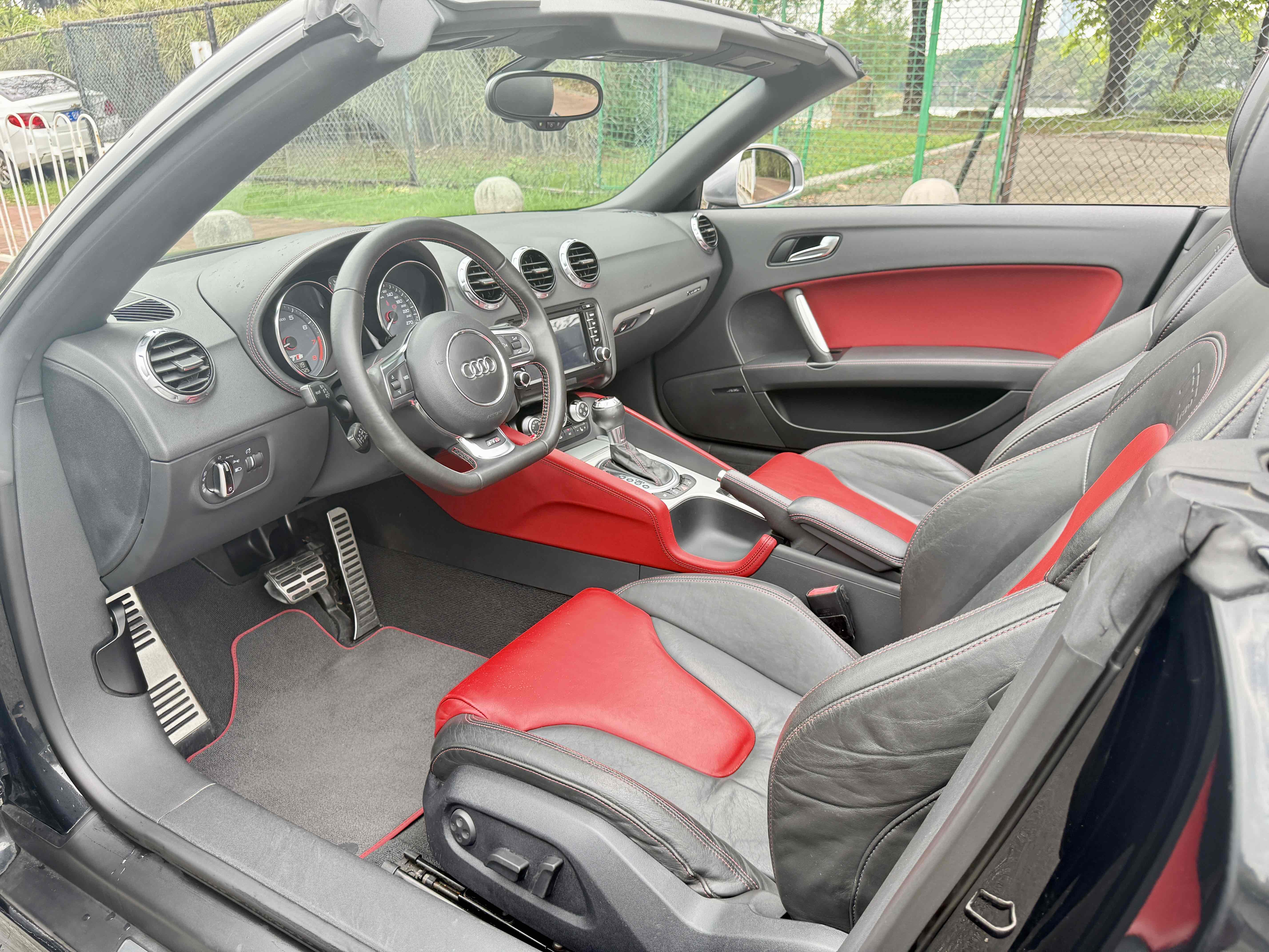 Audi TTS 2011 car image #24