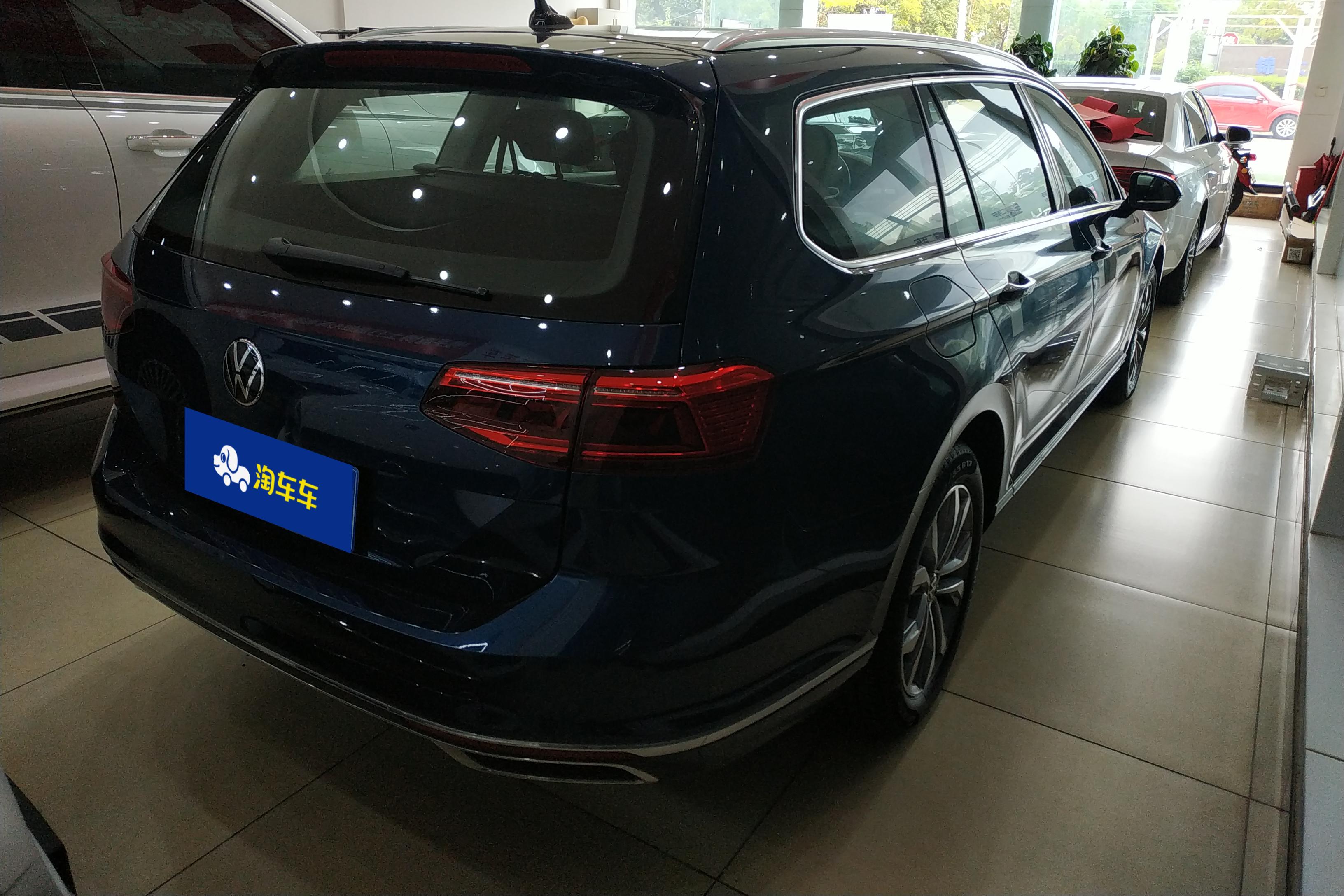 Volkswagen Passat Variant 2023 immagine di auto #24