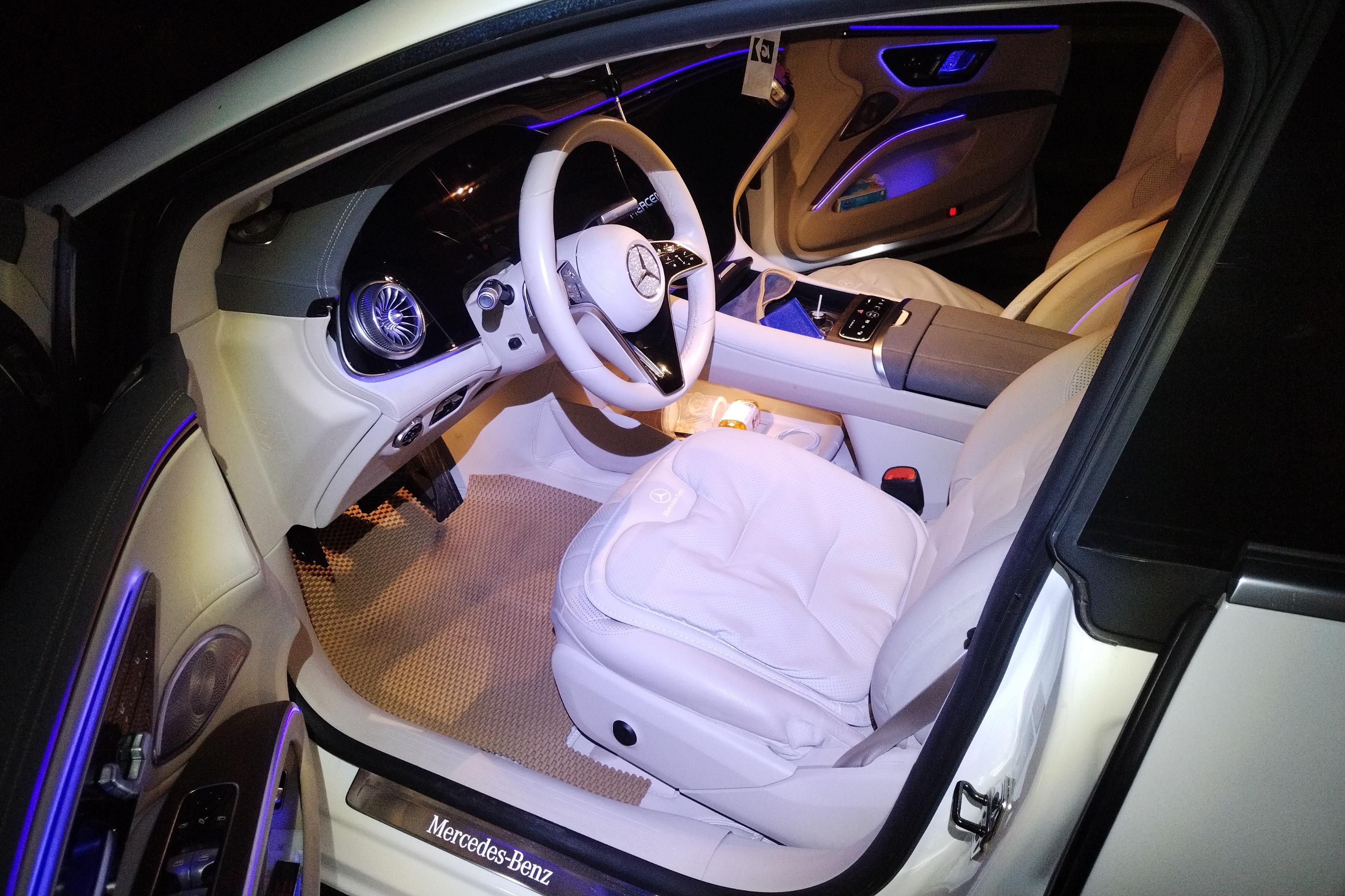 Mercedes-Benz EQS SUV 2022 car image #24