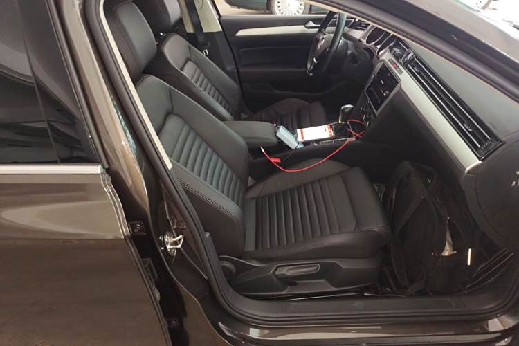 Volkswagen Passat Variant 2018 immagine di auto #24