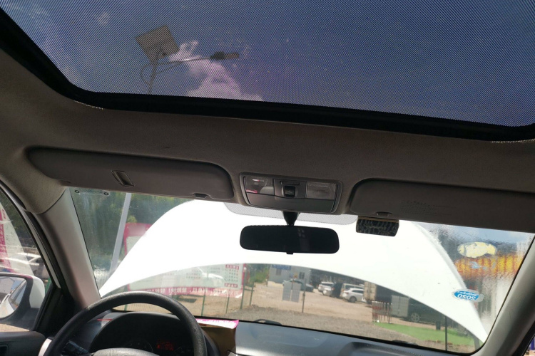 Hyundai Reina Hatchback 2015 car image #24