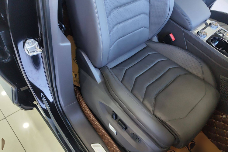 Volkswagen Touareg 2020 car image #24