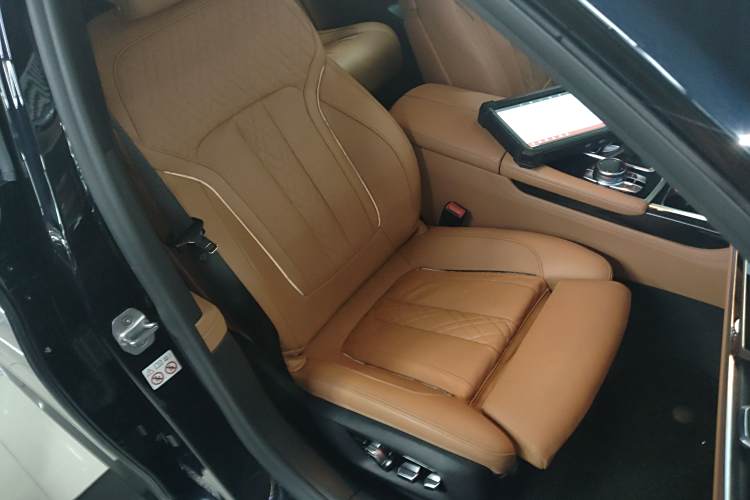 BMW M760Le 2019 car image #24