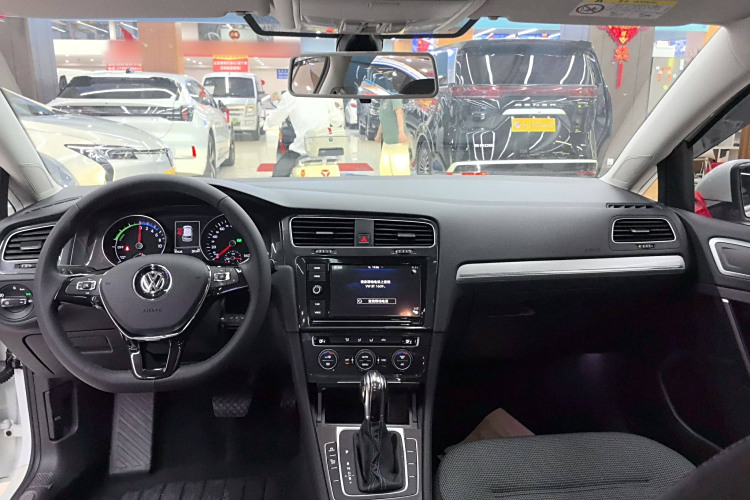 Volkswagen Golf Pure Electric 2021 car image #24