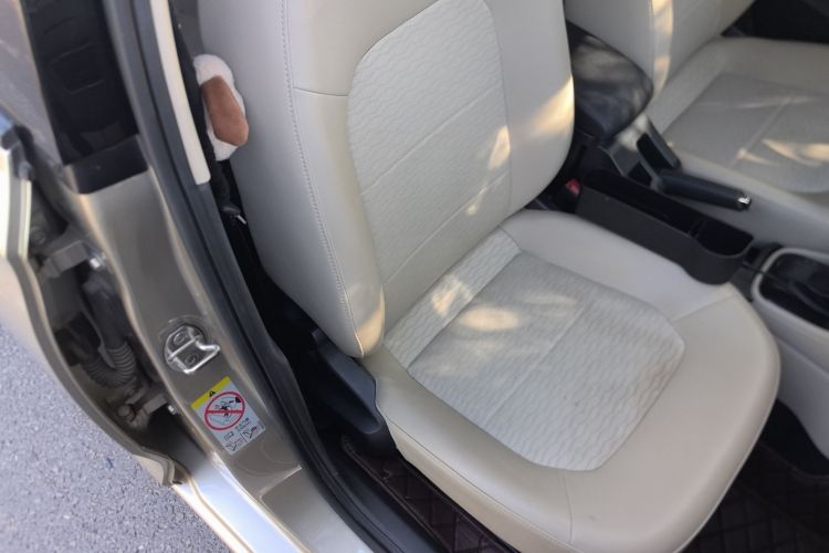 Skoda Rapid 2017 car image #24