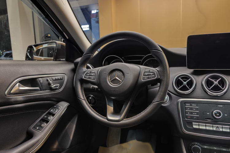 Mercedes-Benz GLA Class 2018 immagine di auto #24