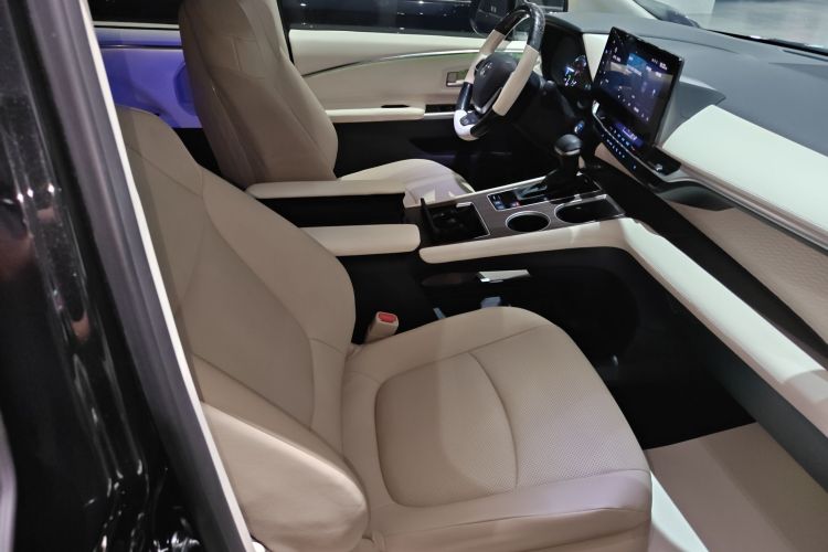 Toyota Granvia 2023 immagine di auto #24