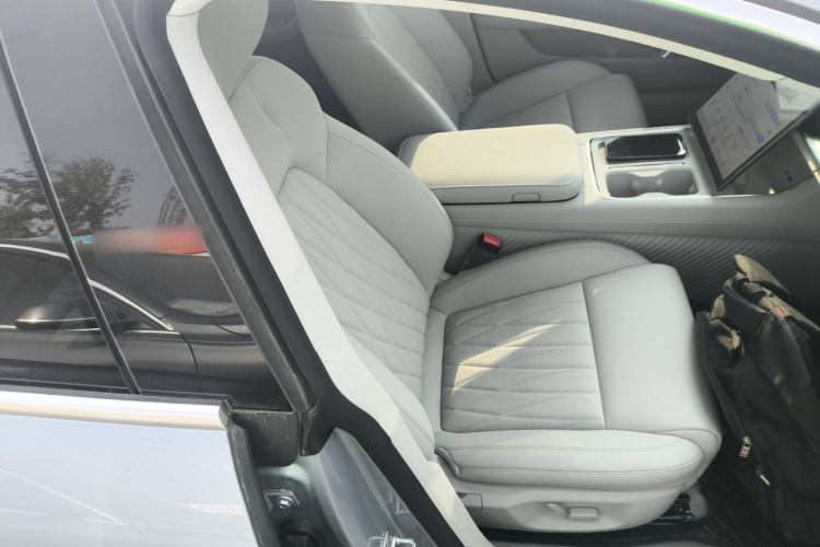 哪吒汽车 哪吒S猎装 2025 汽车图片 #24