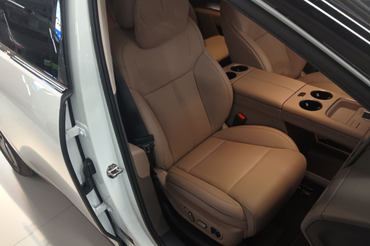 Li i8 2025 image de voiture #24