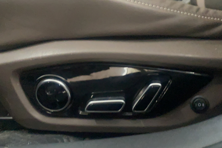 BYD e9 2021 car image #24