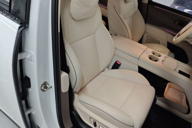 Li i8 2025 image de voiture #24